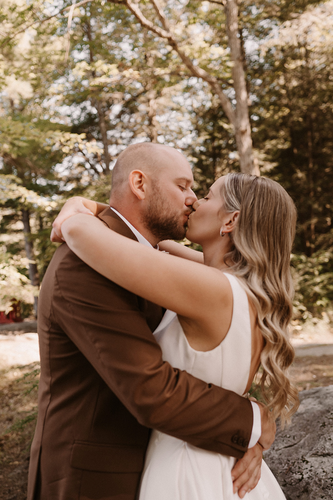 Bride & Groom Sharing a kiss at Rocky Crest